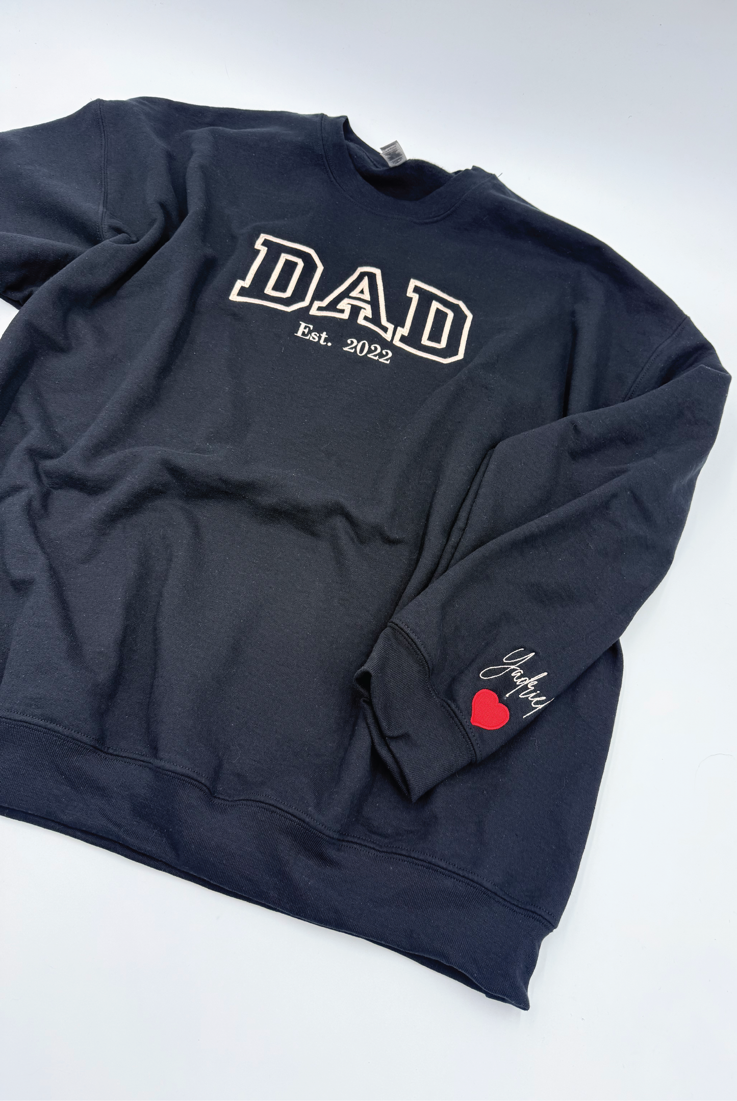 Dad custom embroidered sweatshirt with kids’ names on sleeve – black pullover

Personalized dad sweatshirt with child name embroidered on sleeve – gray crewneck