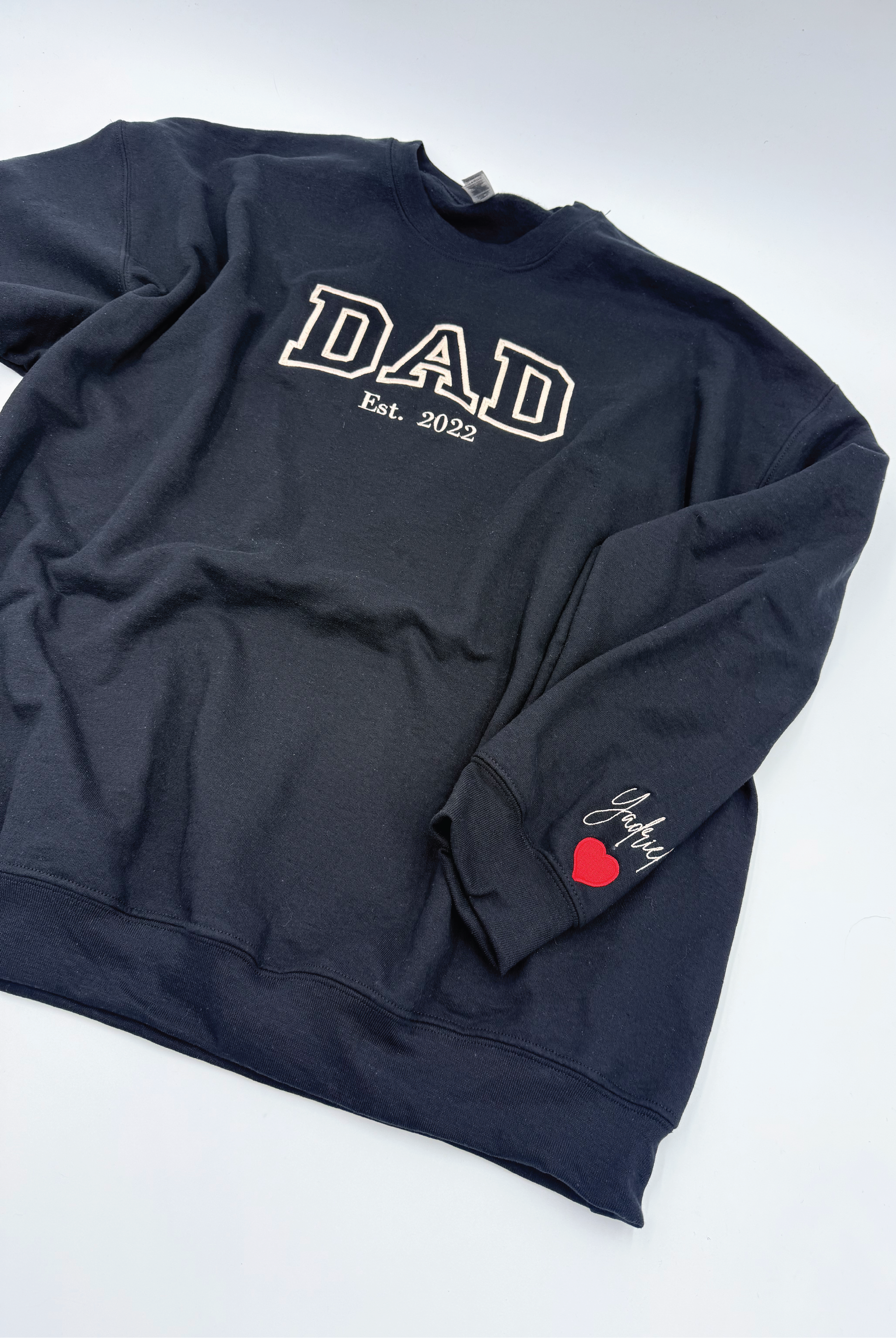 Dad custom embroidered sweatshirt with kids’ names on sleeve – black pullover

Personalized dad sweatshirt with child name embroidered on sleeve – gray crewneck