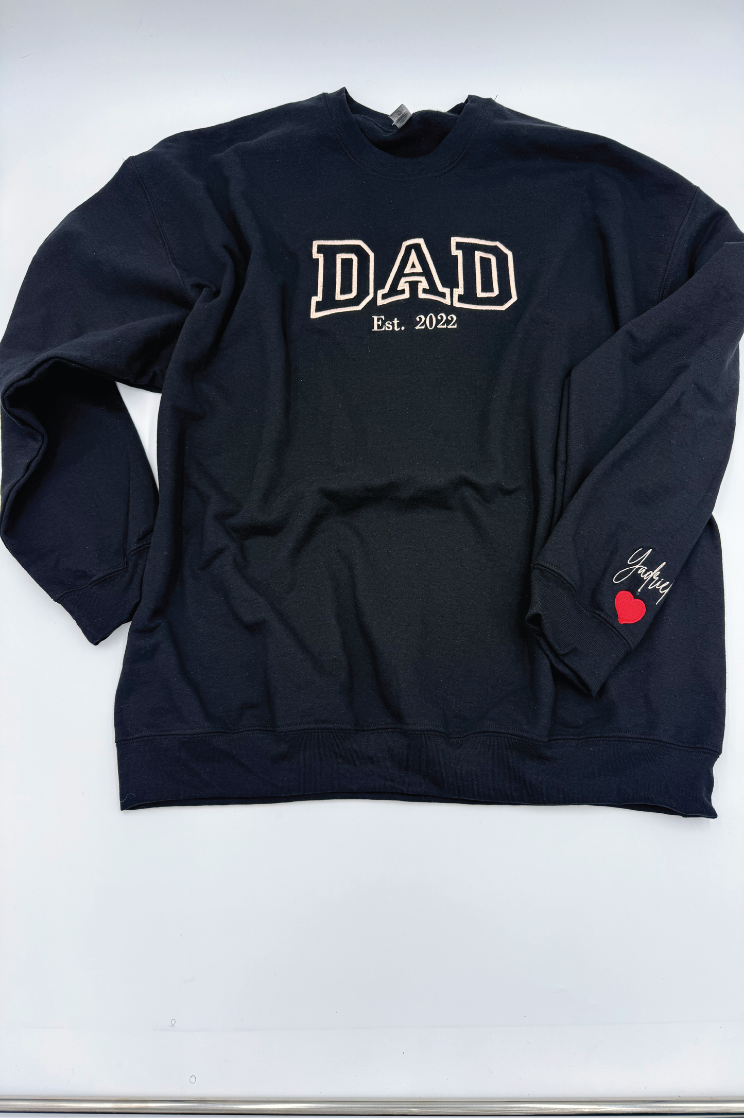 Dad custom embroidered sweatshirt with kids’ names on sleeve – black pullover

Personalized dad sweatshirt with child name embroidered on sleeve – gray crewneck