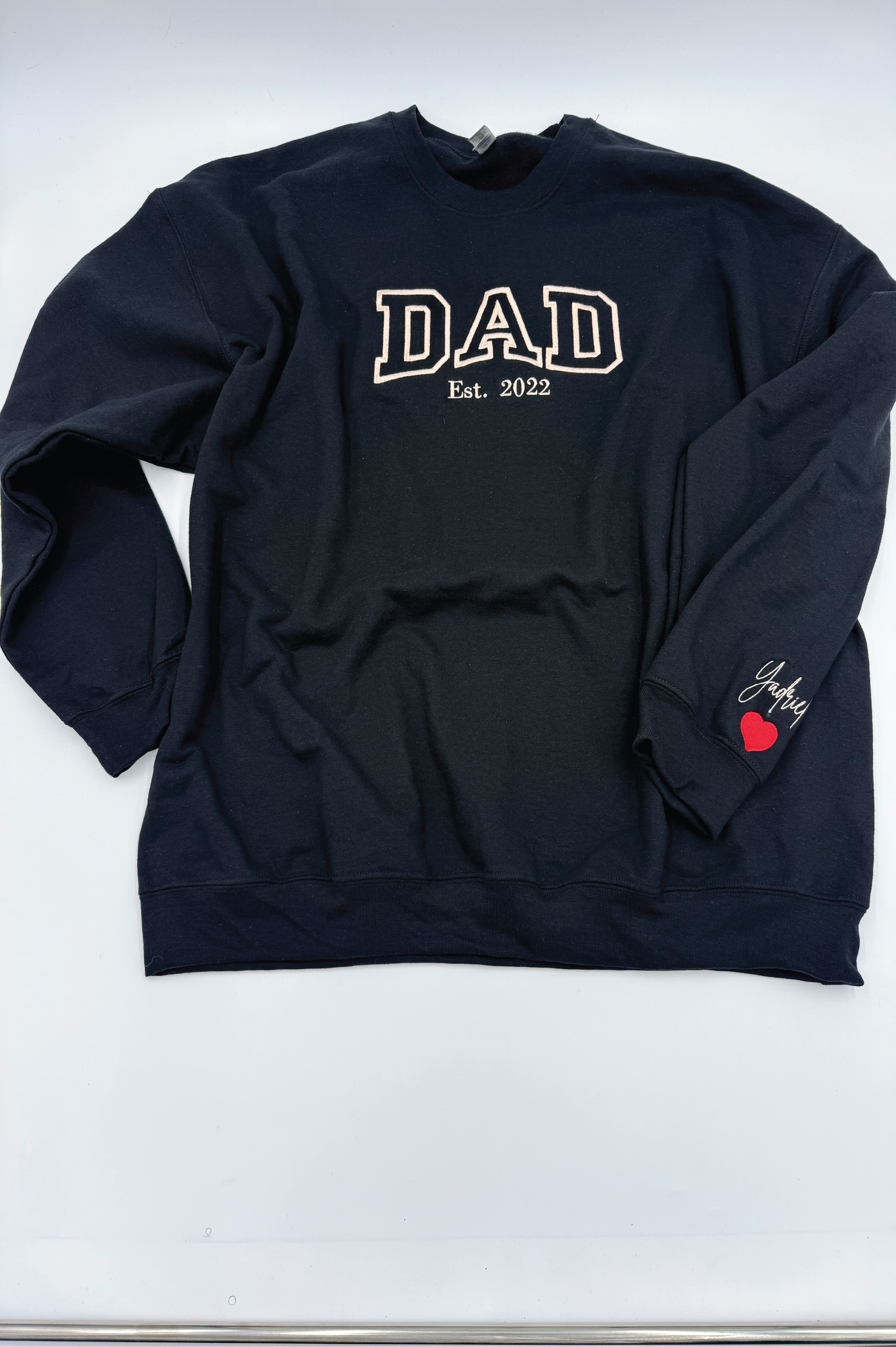 Dad custom embroidered sweatshirt with kids’ names on sleeve – black pullover

Personalized dad sweatshirt with child name embroidered on sleeve – gray crewneck