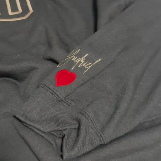 Dad custom embroidered sweatshirt with kids’ names on sleeve – black pullover

Personalized dad sweatshirt with child name embroidered on sleeve – gray crewneck