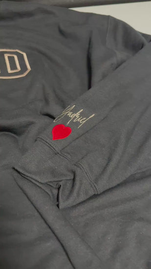Dad custom embroidered sweatshirt with kids’ names on sleeve – black pullover

Personalized dad sweatshirt with child name embroidered on sleeve – gray crewneck